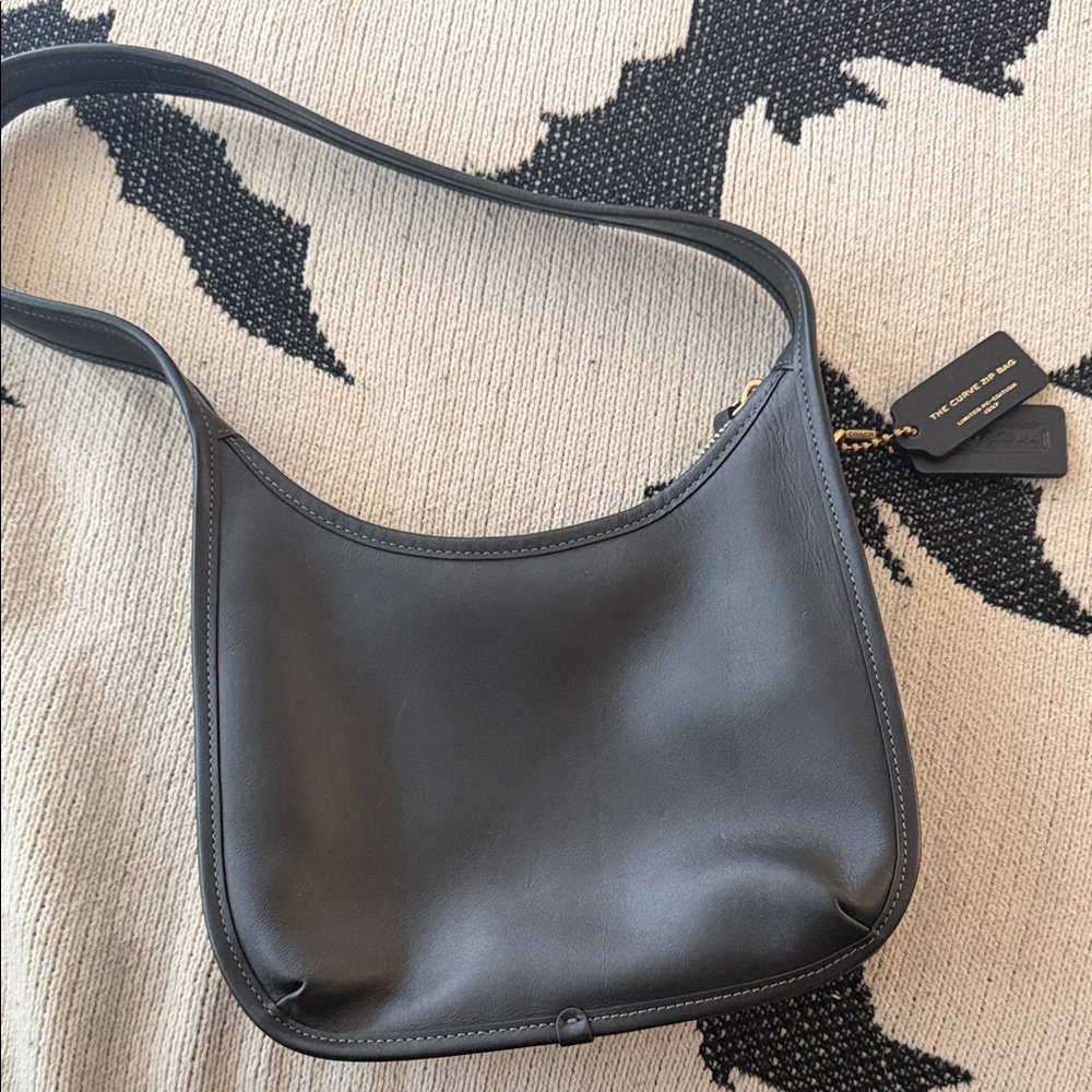 Coach Curve Zip